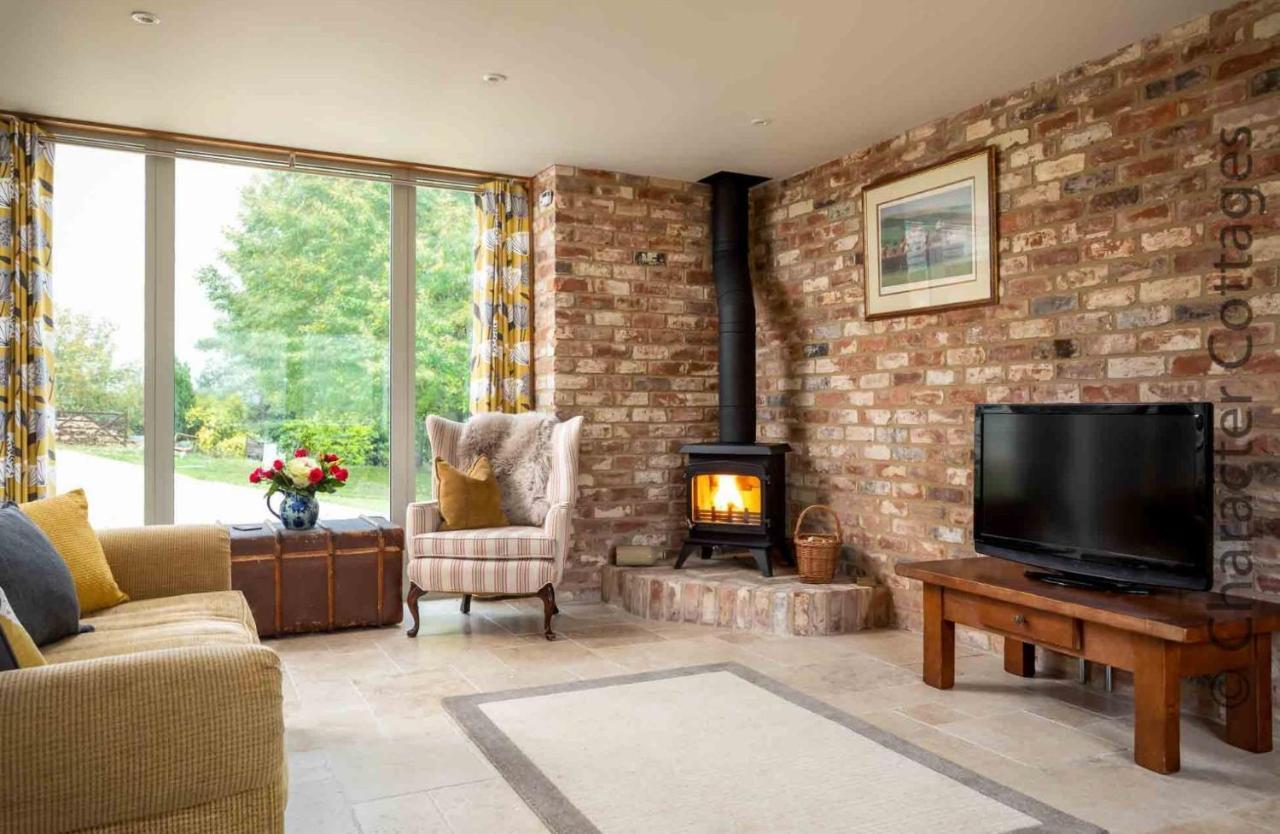 Flynn'S Barn Villa Aylworth Exterior photo