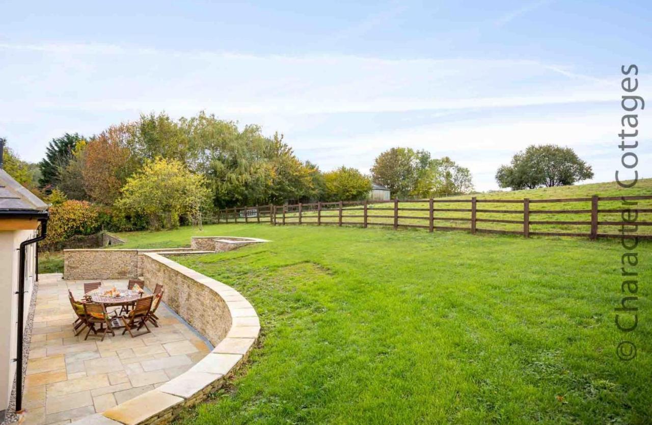 Flynn'S Barn Villa Aylworth Exterior photo